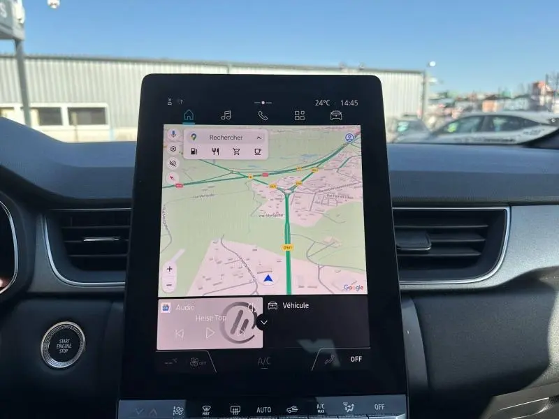 Tablette tactile centrale affichant la navigation GPS dans l'habitacle d'un Renault Captur 2025, vue frontale du tableau de bord.