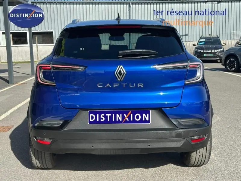 Vue arrière d'un Renault Captur 2025 Bleu Iron avec toit Noir Étoilé, mettant en valeur ses feux LED et son logo central.