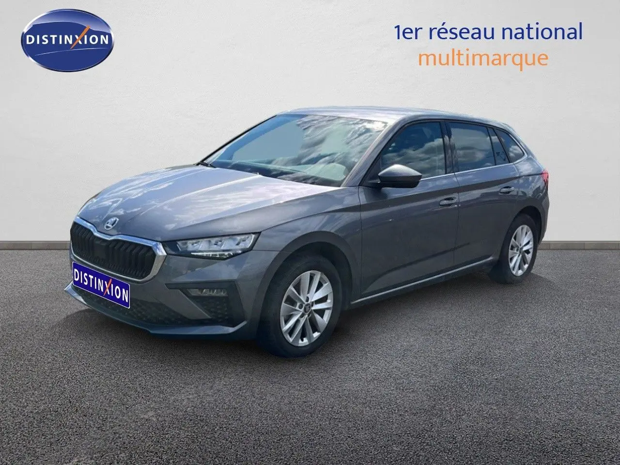 SKODA SCALA gris magnétique métal en 3/4 avant droit, avec jantes alliage et calandre noire distinctive.