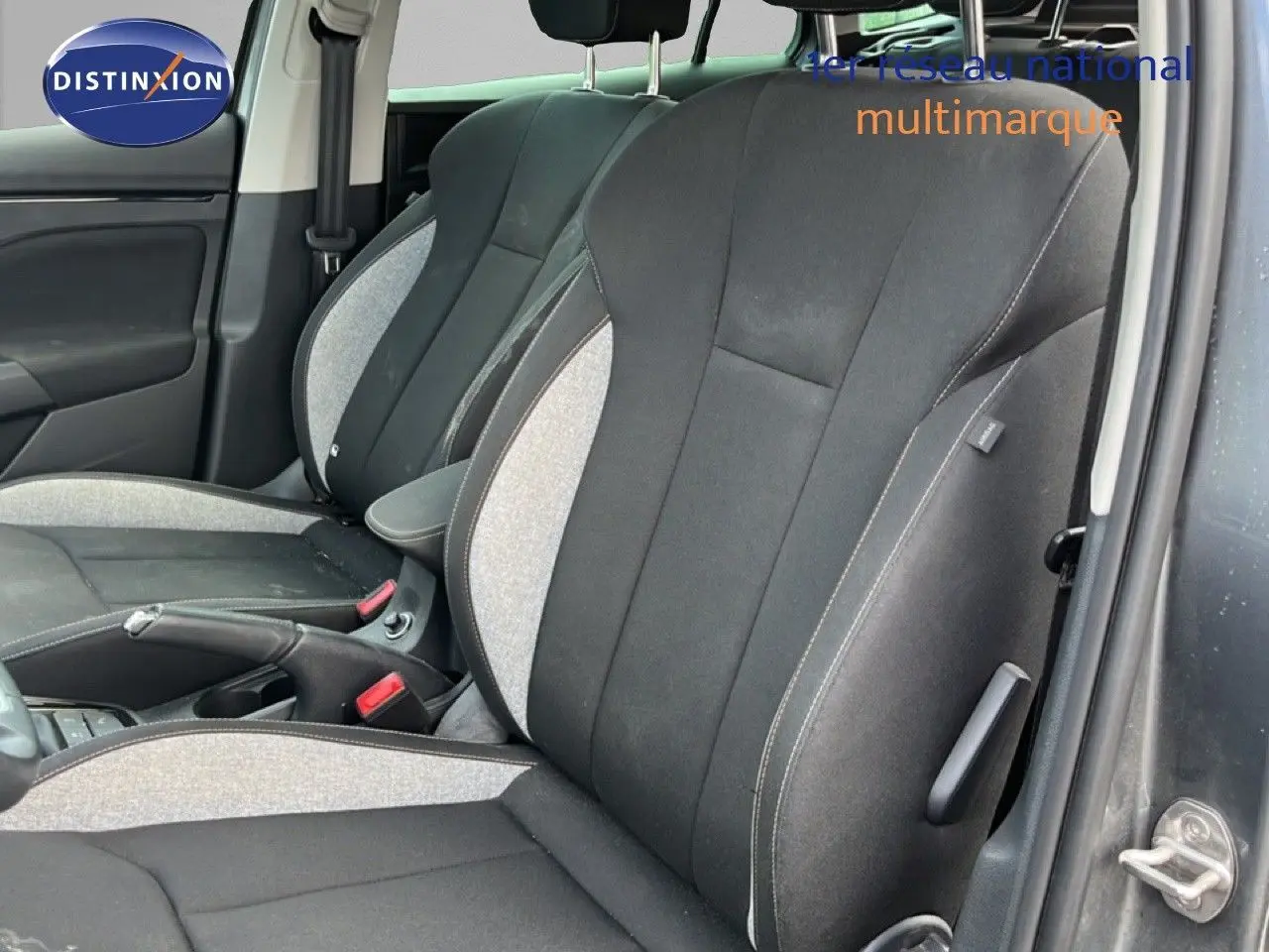 Vue intérieure côté gauche sur les sièges avant tissu noir et gris clair d'une Skoda Scala 2025.