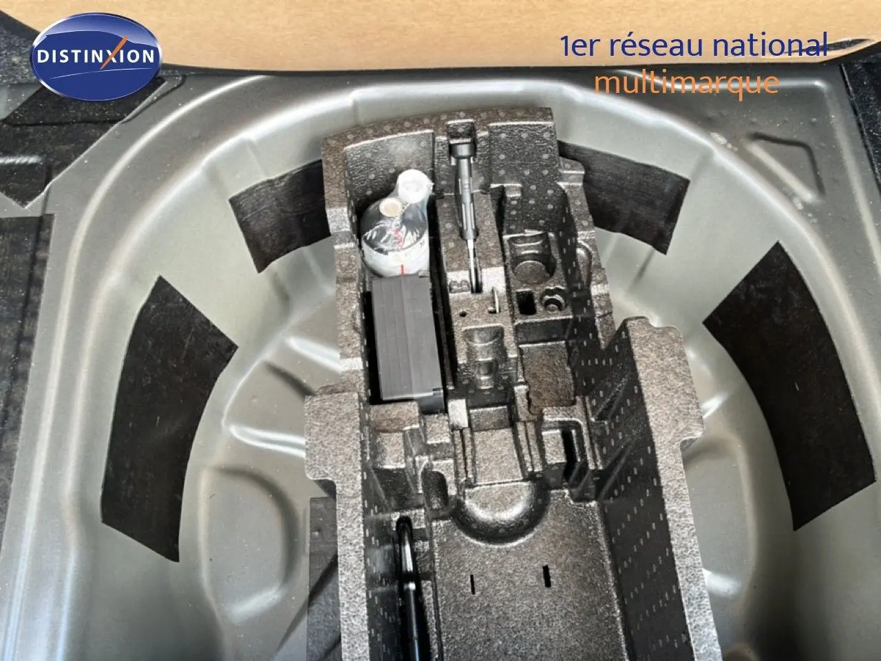 Coffrage en mousse dans le coffre d'une Skoda Scala gris magnétique, contenant divers outils et accessoires.