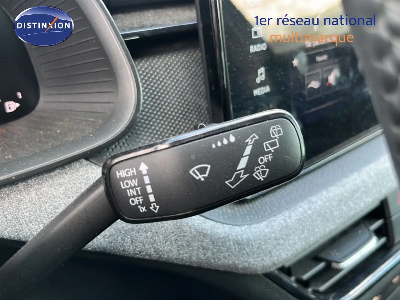 Gros plan sur la commande d’essuie-glace dans l’habitacle gris noir du Skoda Scala 2025, version essence boîte auto.
