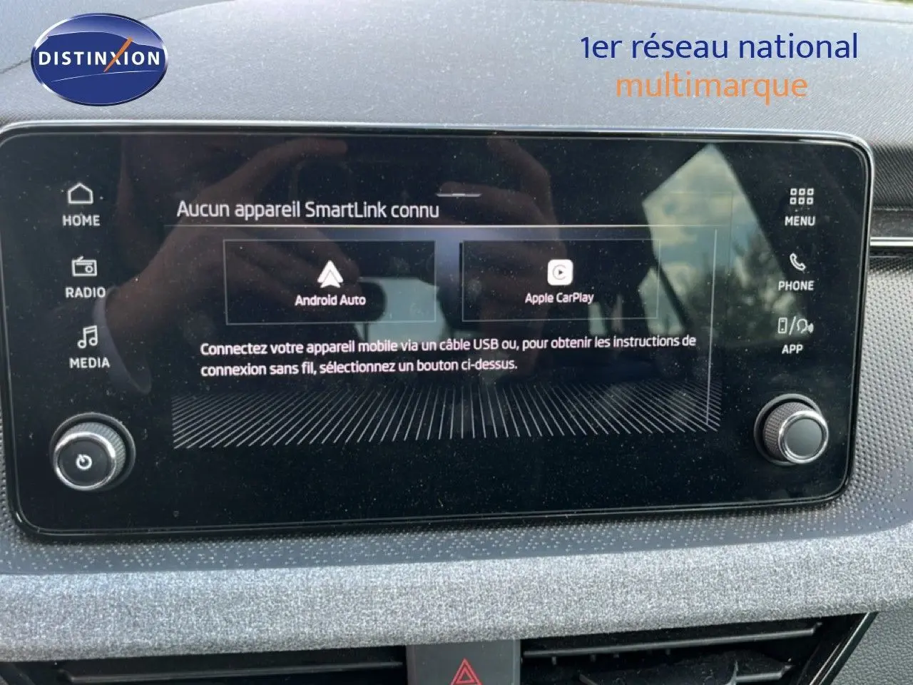 Écran tactile central de la Skoda Scala gris magnétique, affichant les options Android Auto et Apple CarPlay.