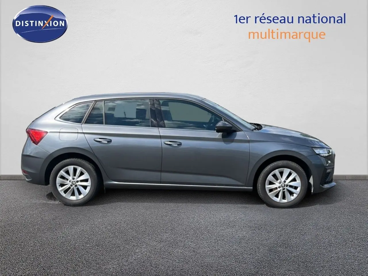 Vue de profil côté gauche d'une Skoda Scala 2025 gris magnétique métallisé avec jantes alliage et vitres teintées.
