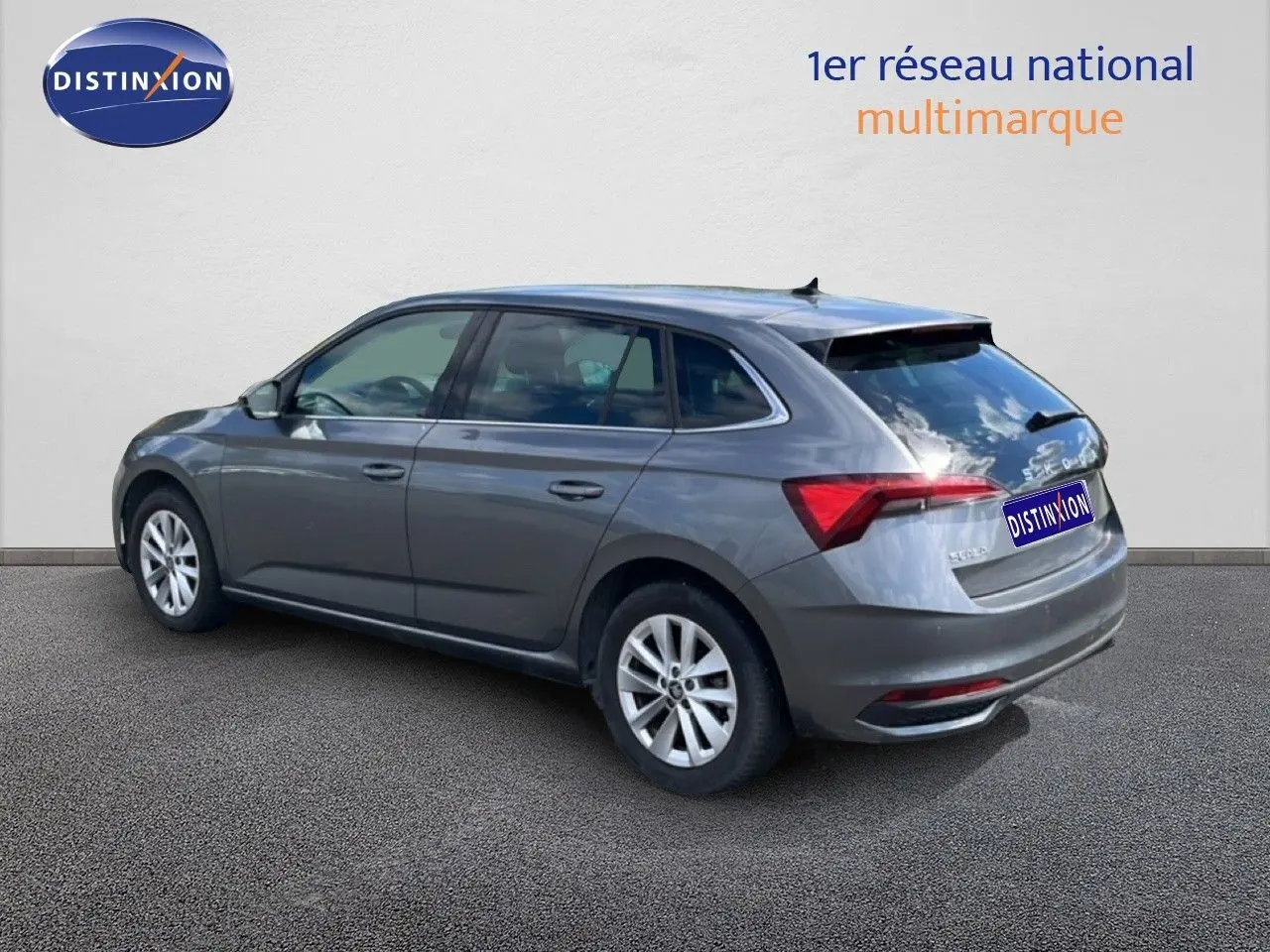 Vue 3/4 arrière droite d'une Skoda Scala gris magnétique métallisé avec feux arrière LED et jantes alliage 16 pouces.