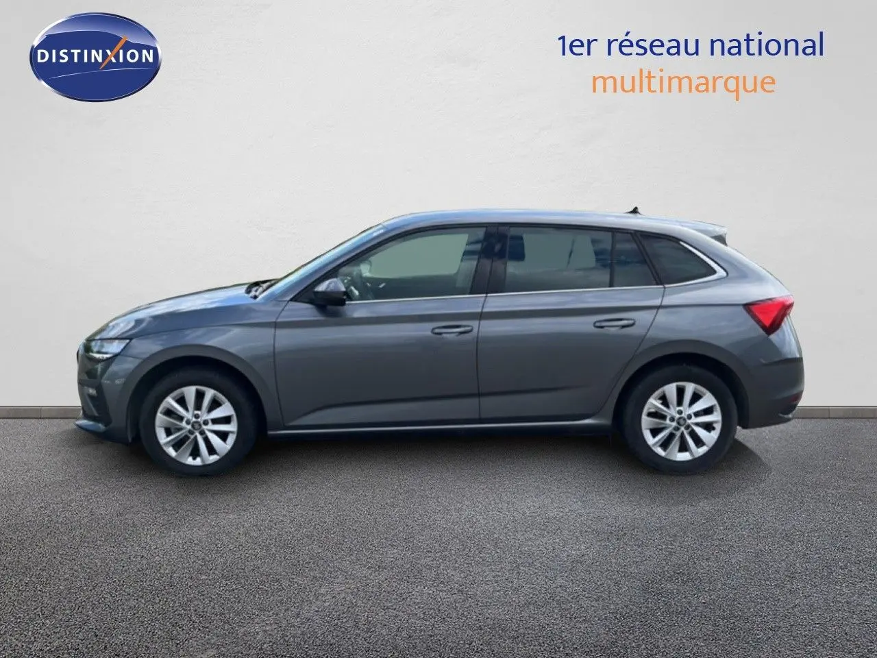 Vue de profil côté gauche d'une Skoda Scala 2025 gris magnétique métallisé avec jantes alliage 16 pouces.