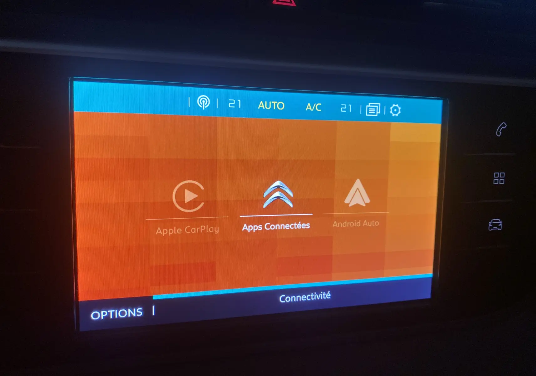 Écran tactile central du Citroën Grand C4 Spacetourer noir Perla, affichant les options Apple CarPlay et Android Auto.