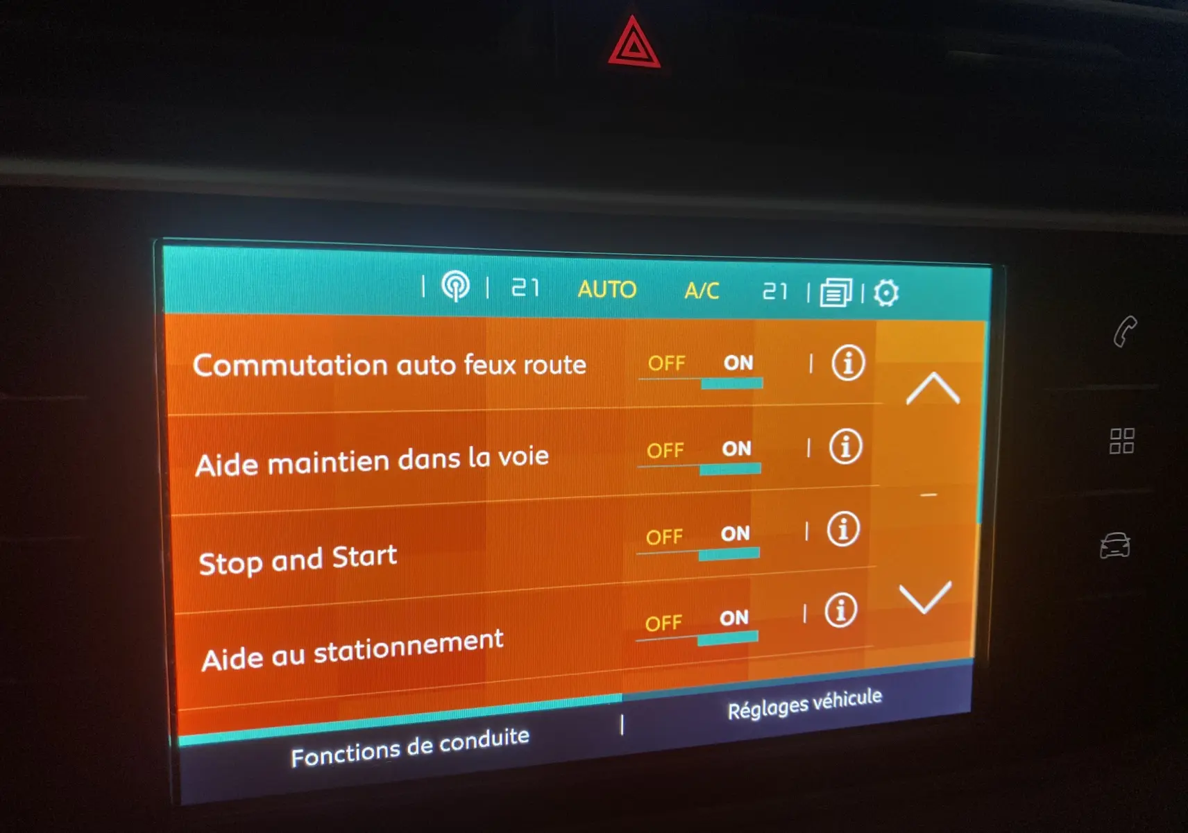 Écran tactile intérieur du Citroën Grand C4 Spacetourer noir, affichant les réglages d’aides à la conduite activés.