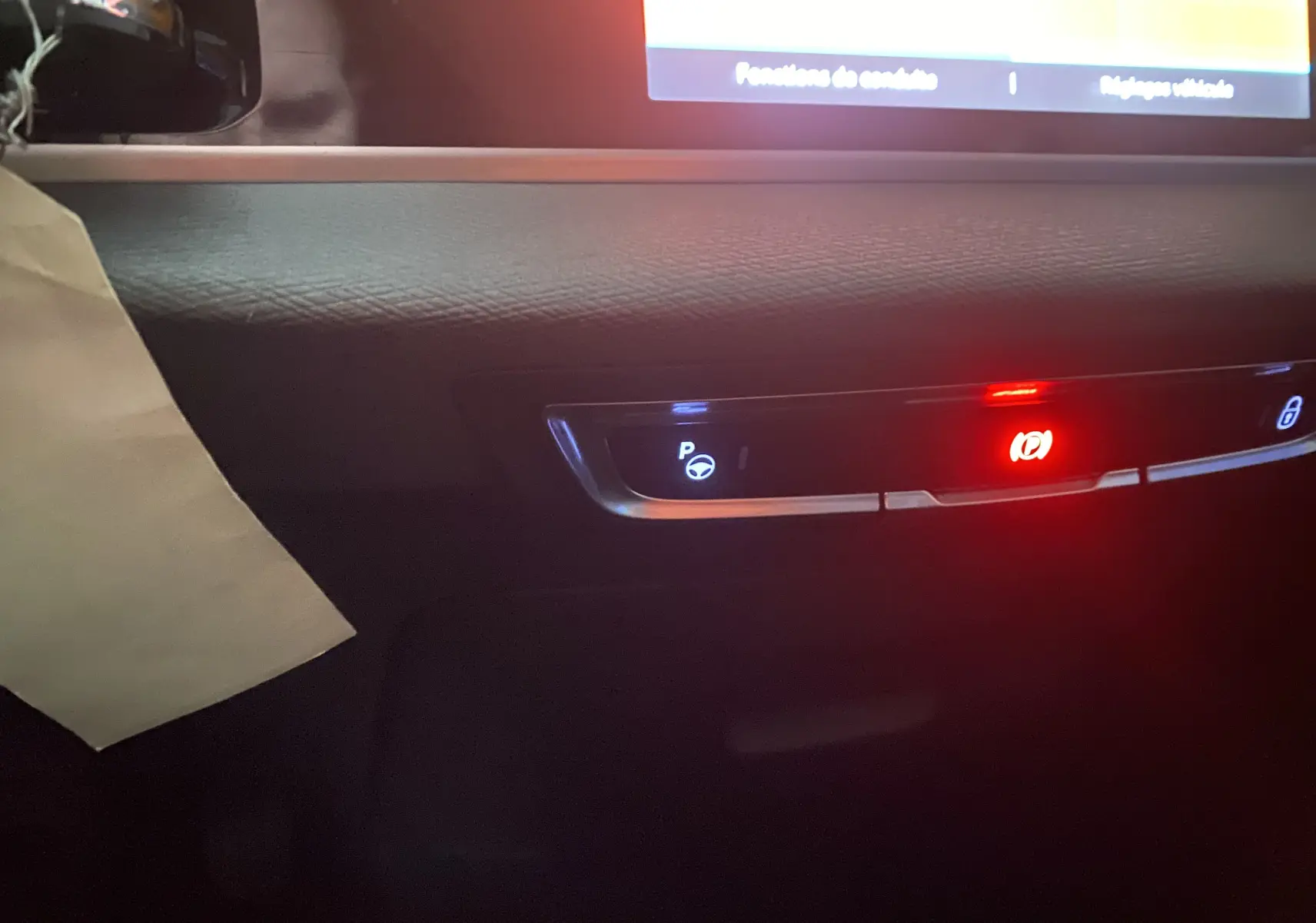 Détail du tableau de bord noir du Citroën Grand C4 Spacetourer 2022 avec voyants de stationnement et frein à main lumineux