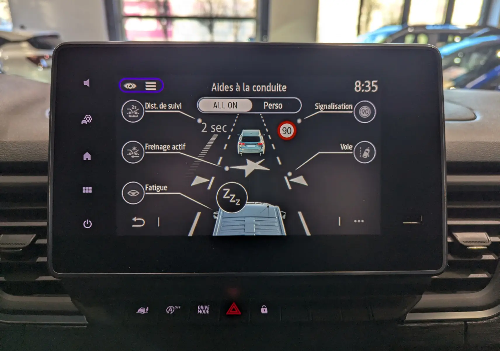 Écran tactile intérieur du Renault Trafic Fourgon 2025 affichant les aides à la conduite avec vue schématique du véhicule gris urbain.