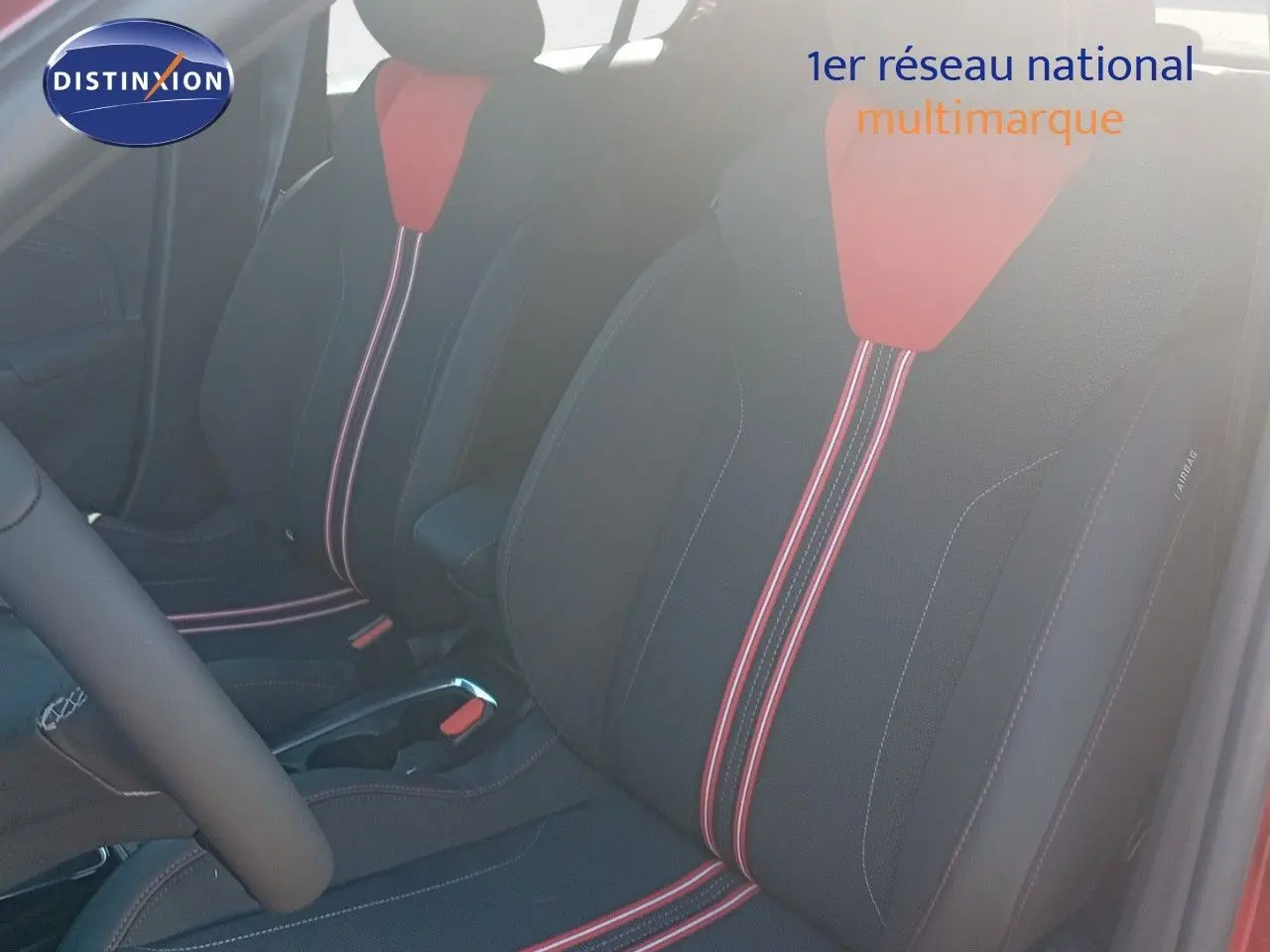 Vue intérieure rapprochée des sièges avant noirs avec bandes rouges et surpiqûres contrastantes d'une Opel Corsa 2023.