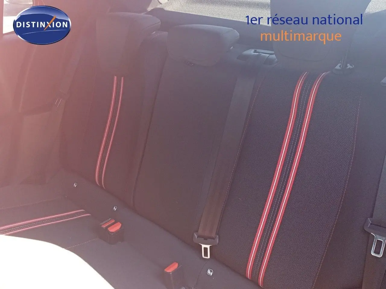 Vue intérieure arrière des sièges noirs avec bandes rouges contrastantes de l'Opel Corsa 2023 toit noir et carrosserie rouge.