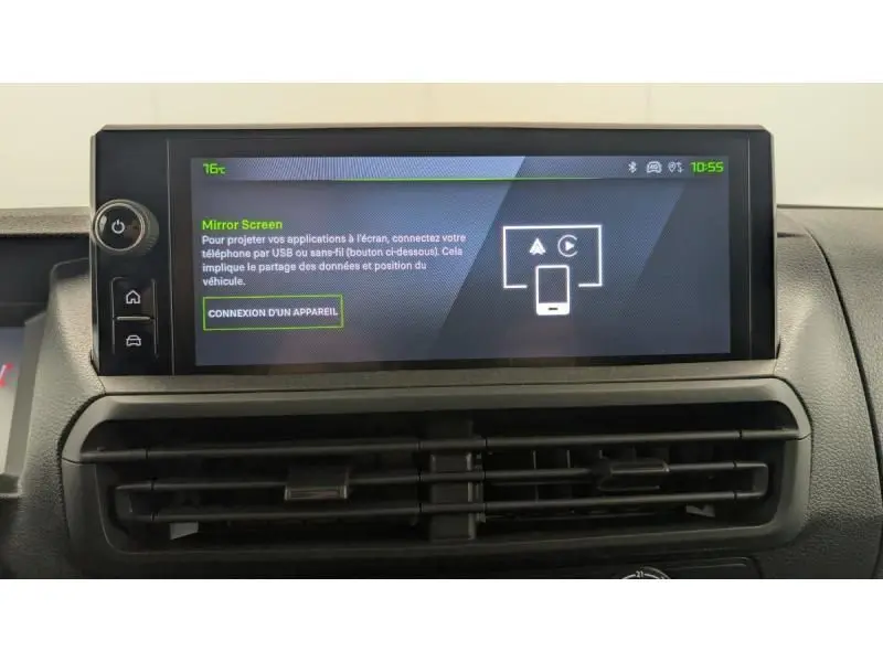 Écran tactile central du tableau de bord du Peugeot Expert Fourgon blanc 2025 affichant la fonction Mirror Screen.