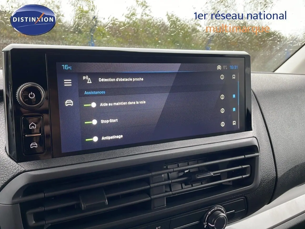 Écran tactile central affichant les aides à la conduite dans l’habitacle du Peugeot Expert Fourgon blanc, vue intérieure.