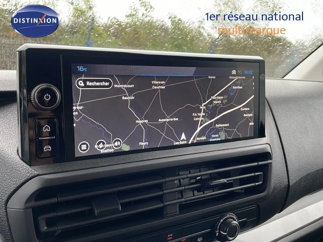 Vue rapprochée de l’écran tactile central du Peugeot Expert Fourgon blanc 2025 affichant un GPS avec carte routière.