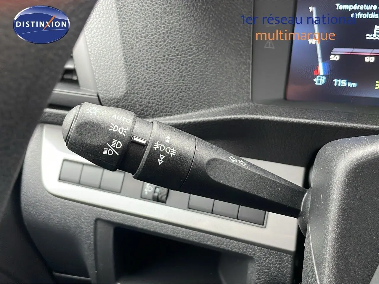 Gros plan sur le commodo gauche du tableau de bord du Peugeot Expert Fourgon blanc 2025, montrant les commandes d’éclairage.