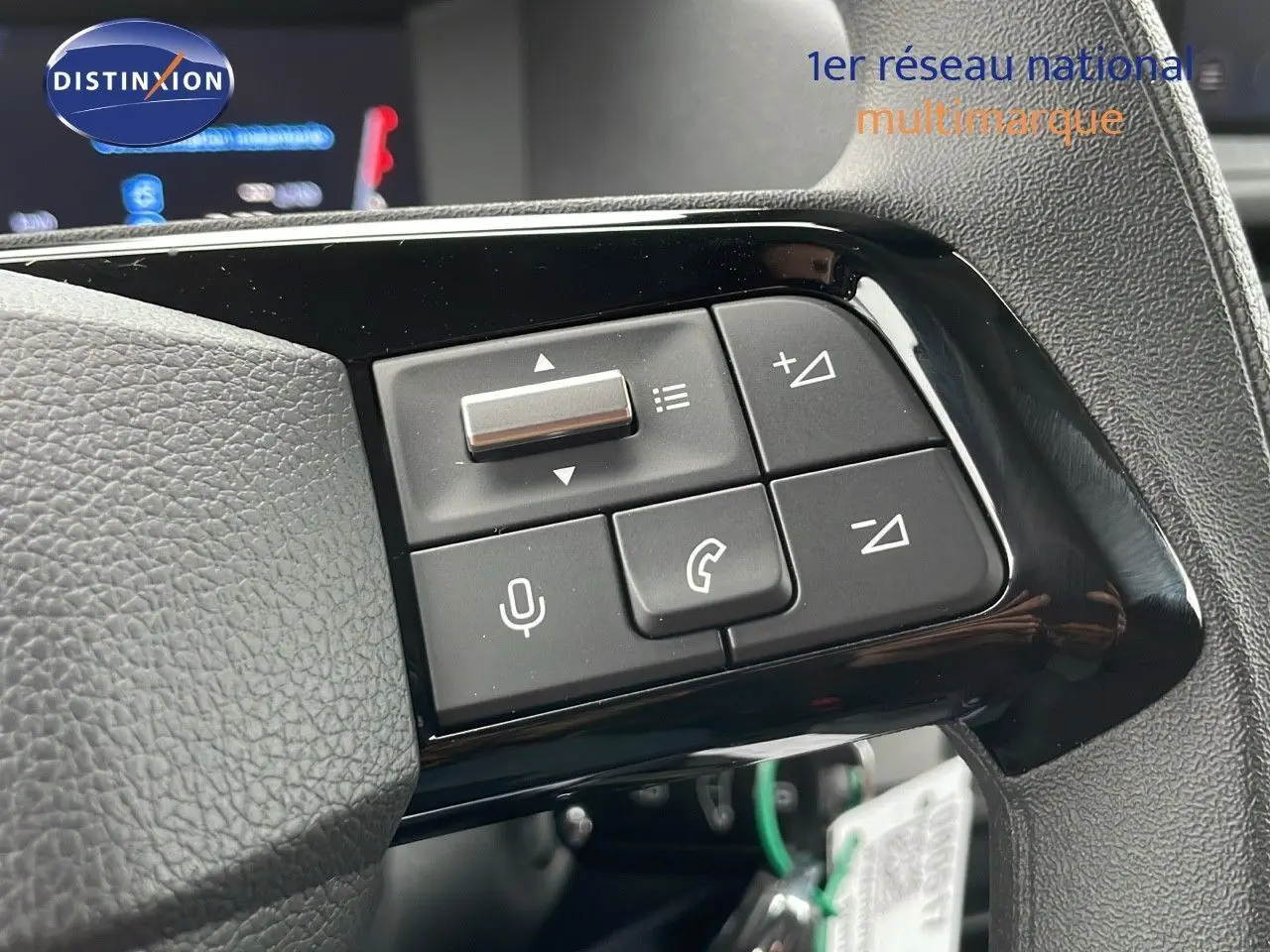 Gros plan sur les commandes au volant côté droit du Peugeot Expert Fourgon blanc 2025, version Premium.