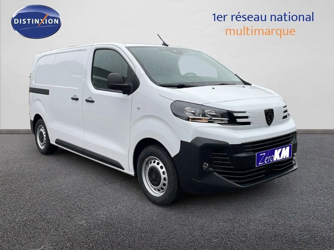 Vue 3/4 avant d’un Peugeot Expert Fourgon blanc 2025 avec pare-chocs noirs et jantes acier simples.