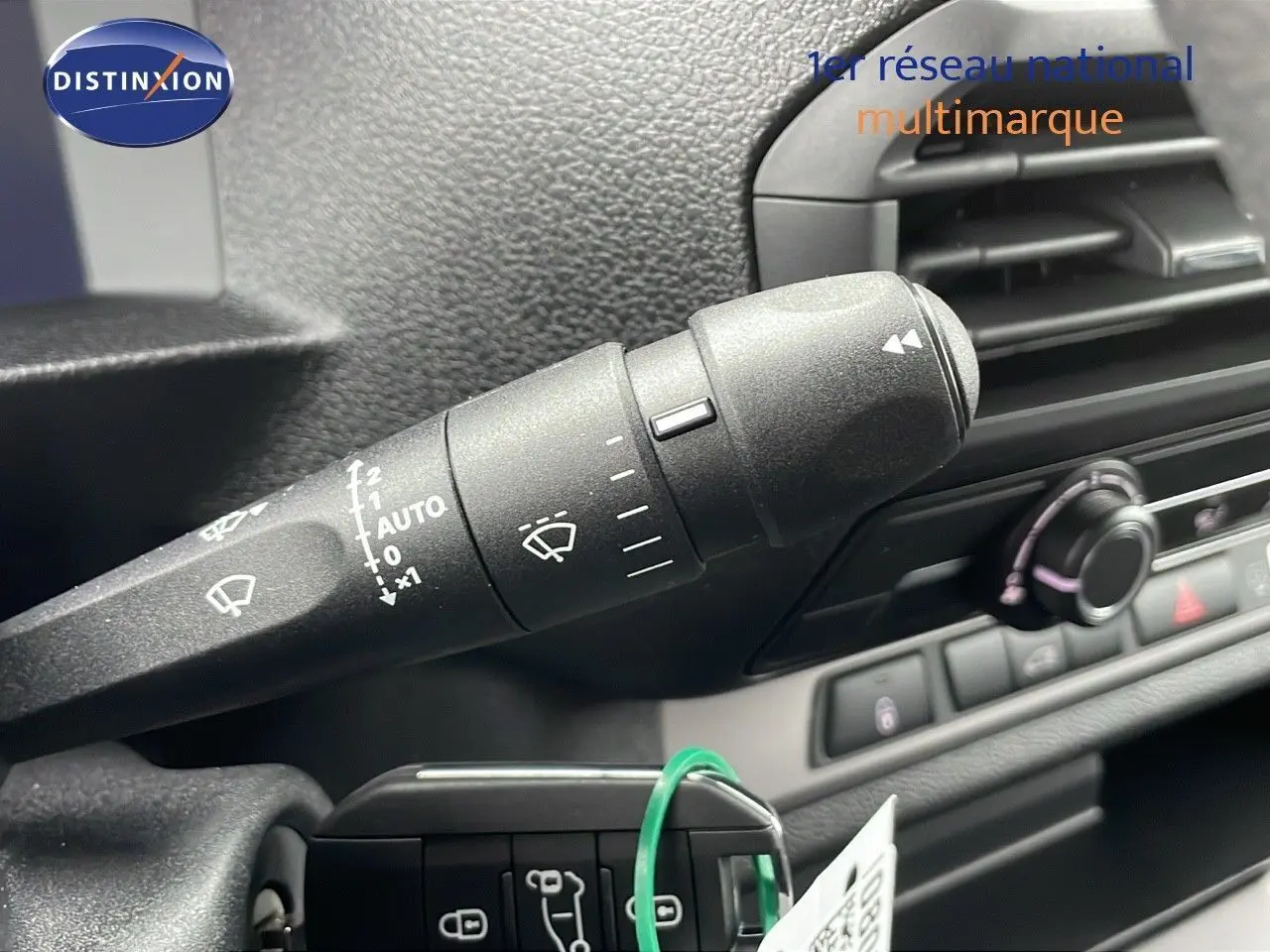 Gros plan sur la commande d'essuie-glace à gauche du tableau de bord du Peugeot Expert Fourgon blanc 2025.