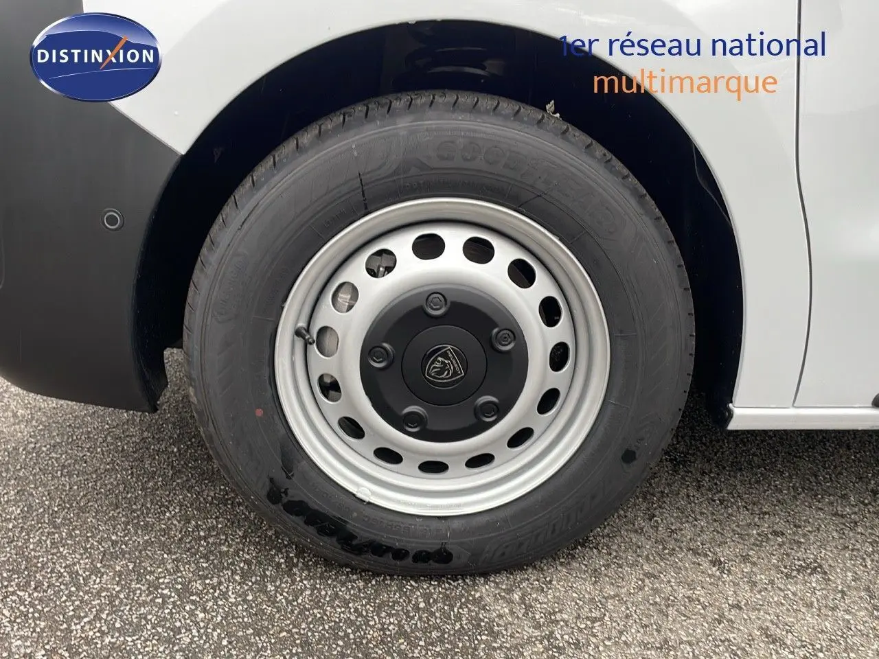 Gros plan sur la roue avant gauche du Peugeot Expert Fourgon blanc 2025, mettant en valeur la jante acier et le logo Peugeot.