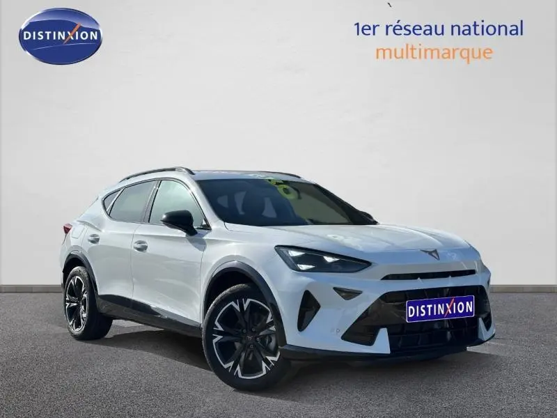 SUV CUPRA Formentor blanc Nevada métallisé vu en 3/4 avant droit avec jantes noires distinctives.