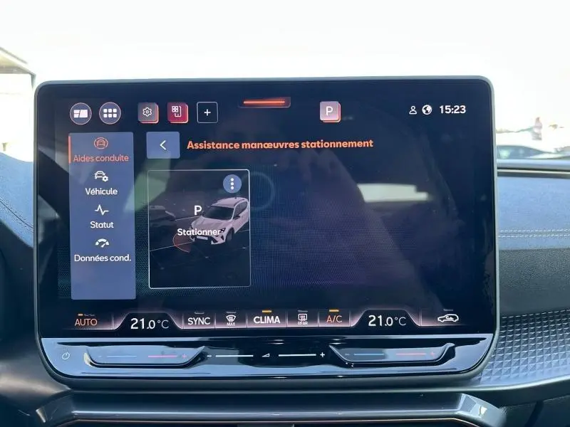 Écran tactile du système d'assistance au stationnement du CUPRA Formentor blanc Nevada, vue intérieure frontale.
