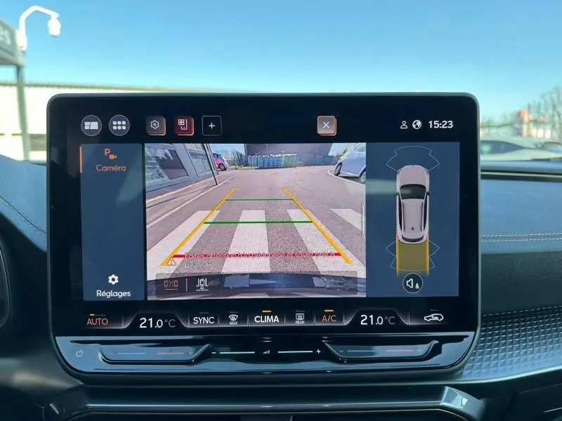 Vue intérieure sur l'écran de la caméra de recul du CUPRA Formentor blanc Nevada métallisé, affichant les lignes de guidage.