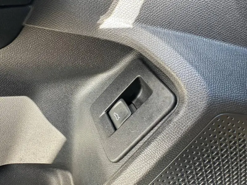 Détail de l'ouverture de coffre intérieur en plastique noir du CUPRA Formentor 2.0 TDI 150ch blanc Nevada métallisé, vue rapprochée.