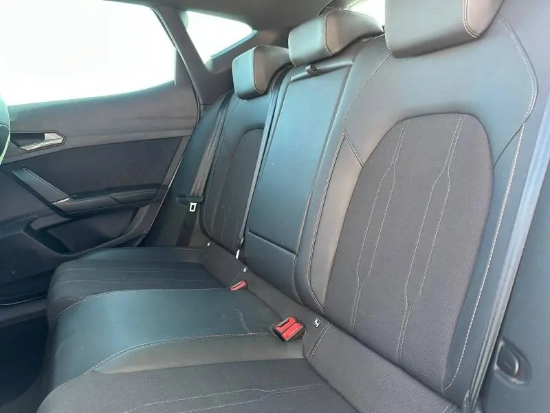 Vue intérieure côté droit des sièges arrière en tissu noir du CUPRA Formentor 2.0 TDI 150ch 2025, avec appuie-têtes et ceintures visibles.