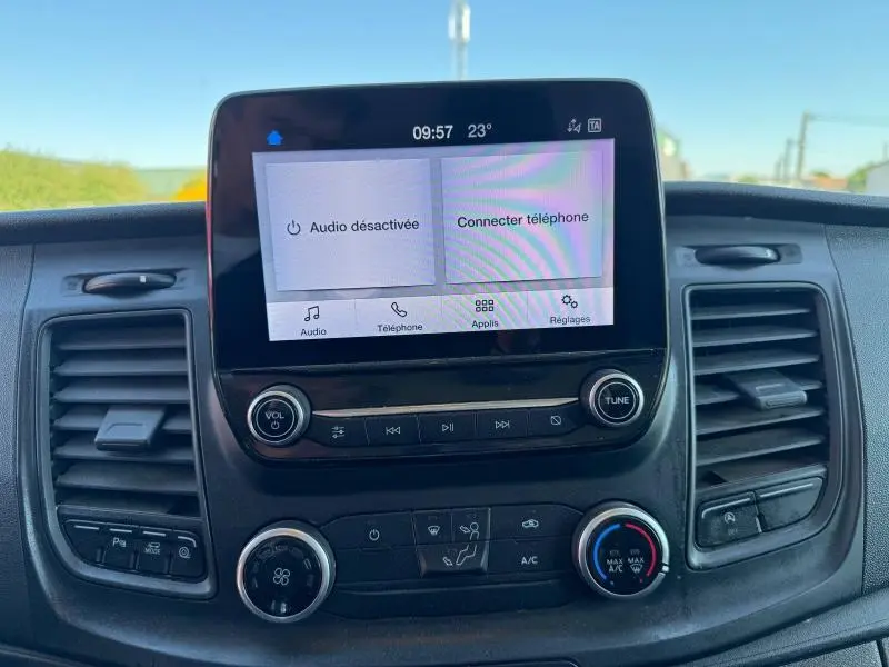 Tableau de bord du Ford Transit Fourgon 2020 avec écran tactile central et commandes de climatisation visibles de face