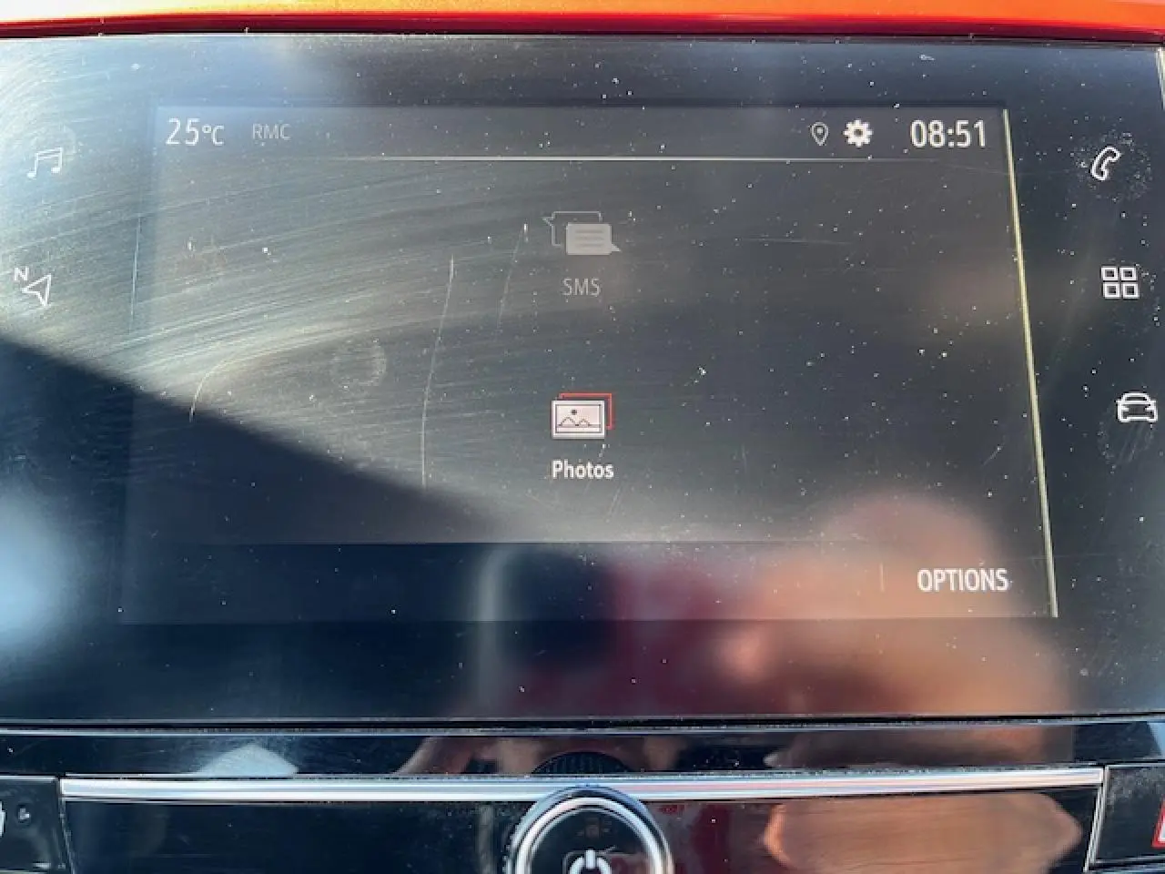 Écran tactile central de l’Opel Corsa 1.2i Turbo 2021 affichant l’interface multimédia avec options visibles.