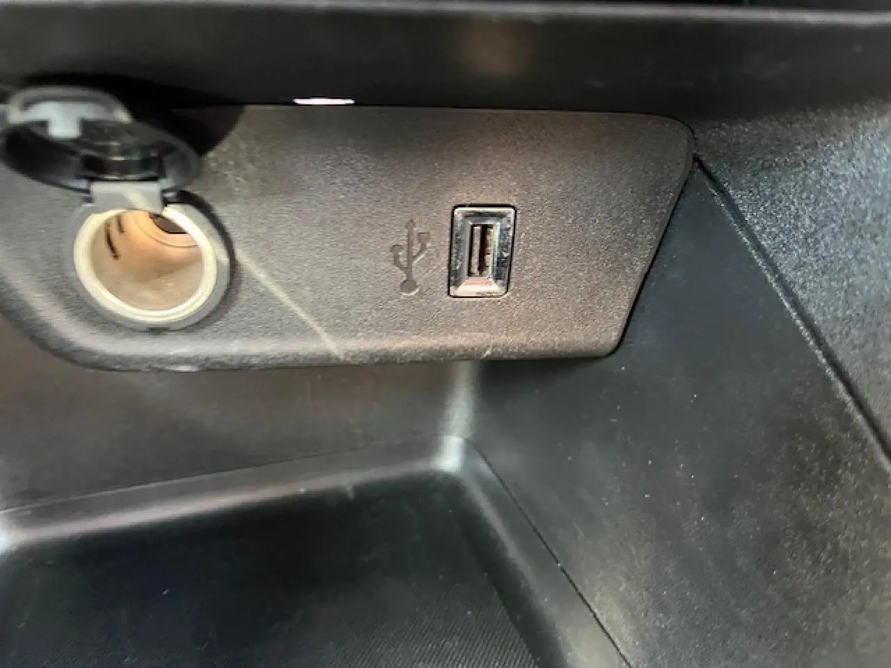 Prise USB et allume-cigare dans le compartiment intérieur d'une Opel Corsa 1.2i Turbo gris/noir de 2021.