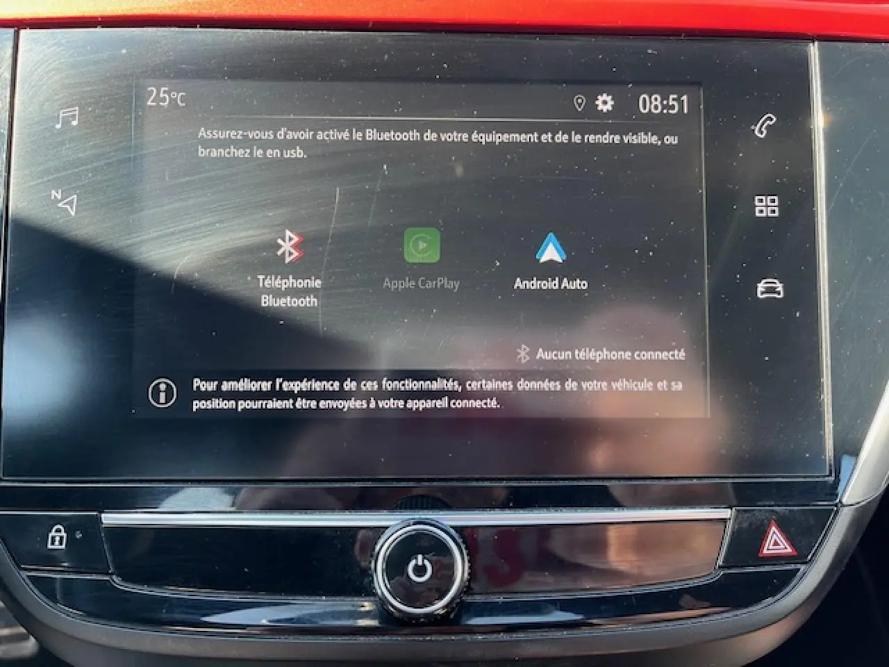 Écran tactile central de l'Opel Corsa gris/noir 2021 affichant les options Apple CarPlay et Android Auto.