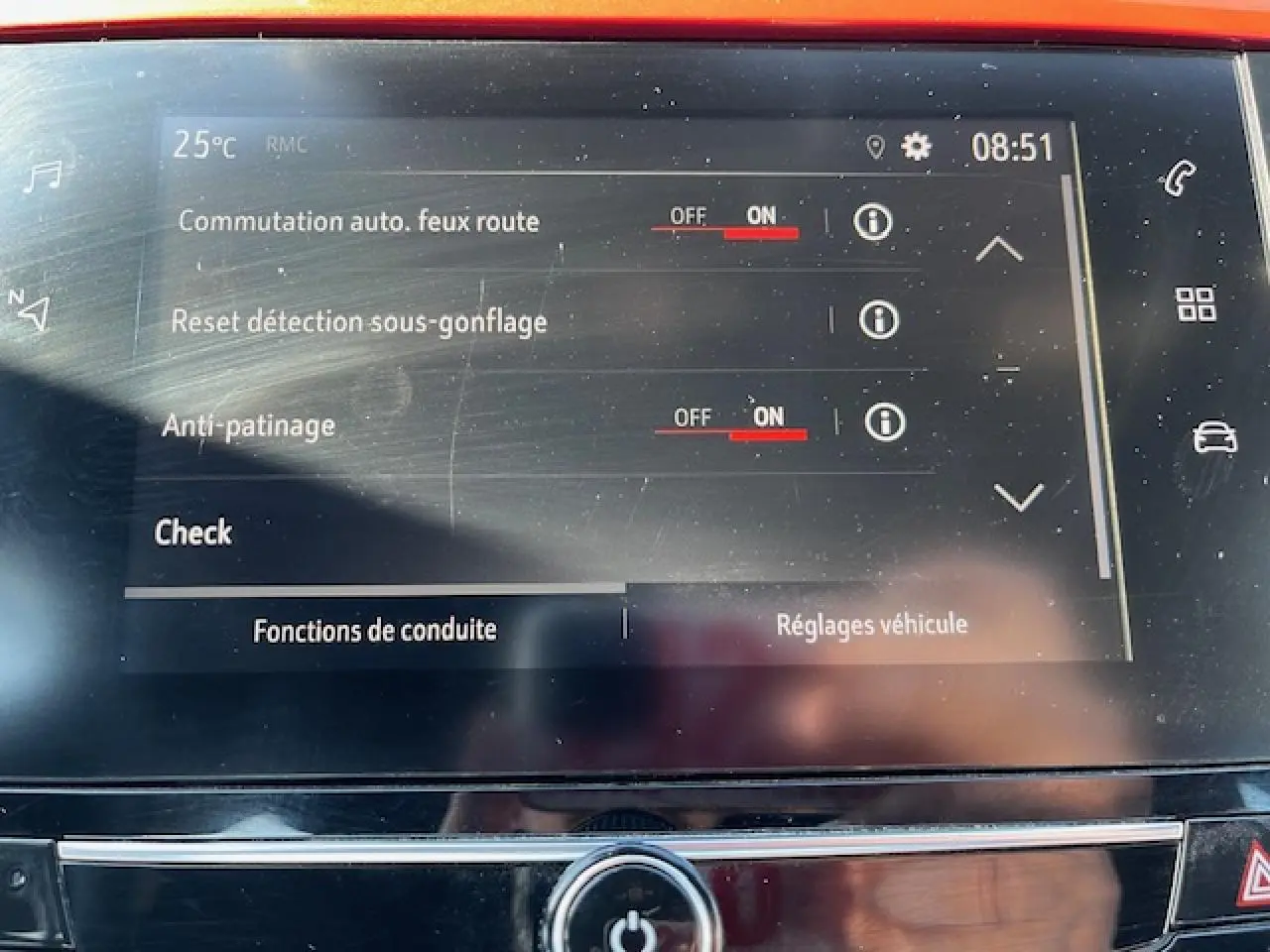 Écran tactile central de l’Opel Corsa gris/noir 2021 affichant les réglages d’aide à la conduite et détection sous-gonflage.