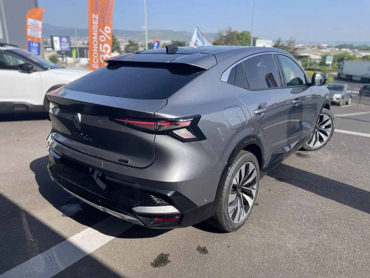 Vue 3/4 arrière droite d'une Renault Rafale gris avec toit noir, feux arrière LED et jantes alliage 20 pouces.