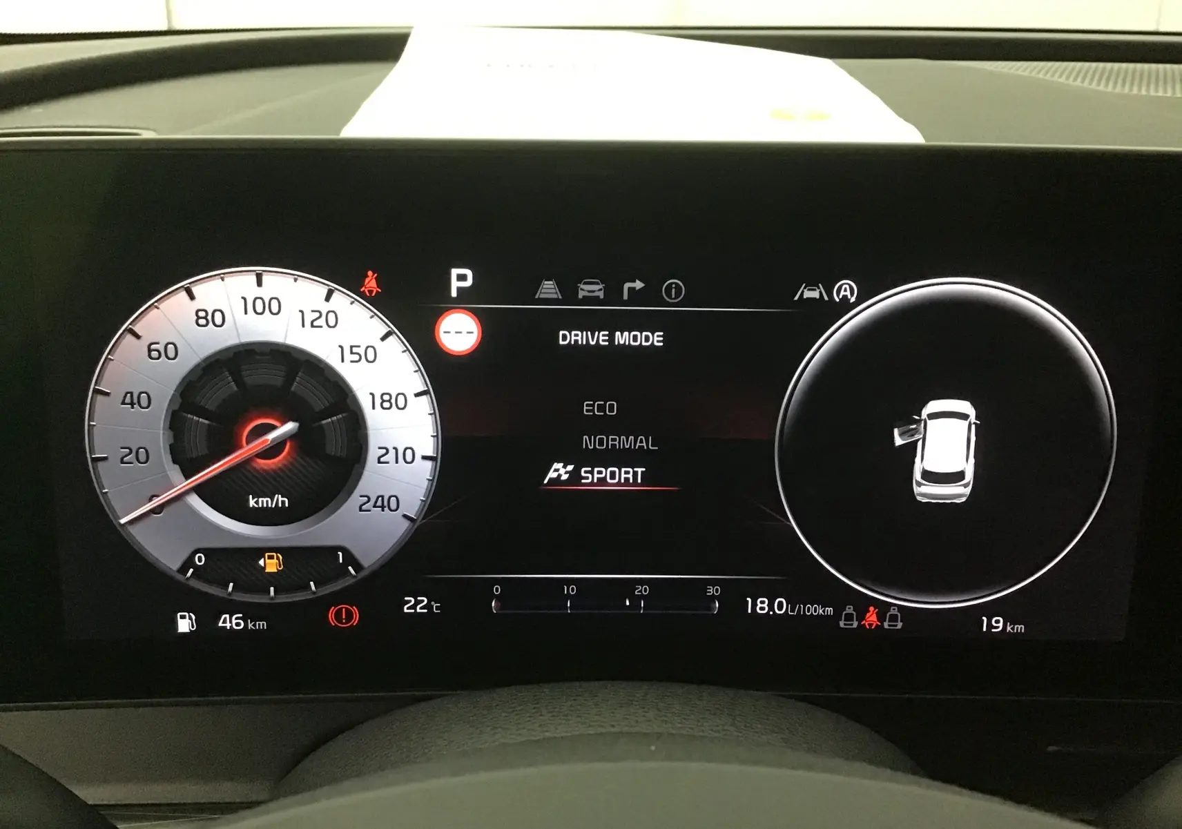 Combiné d'instrumentation digital 12,3'' du Kia Sportage gris Sirius, affichant le mode de conduite Sport.