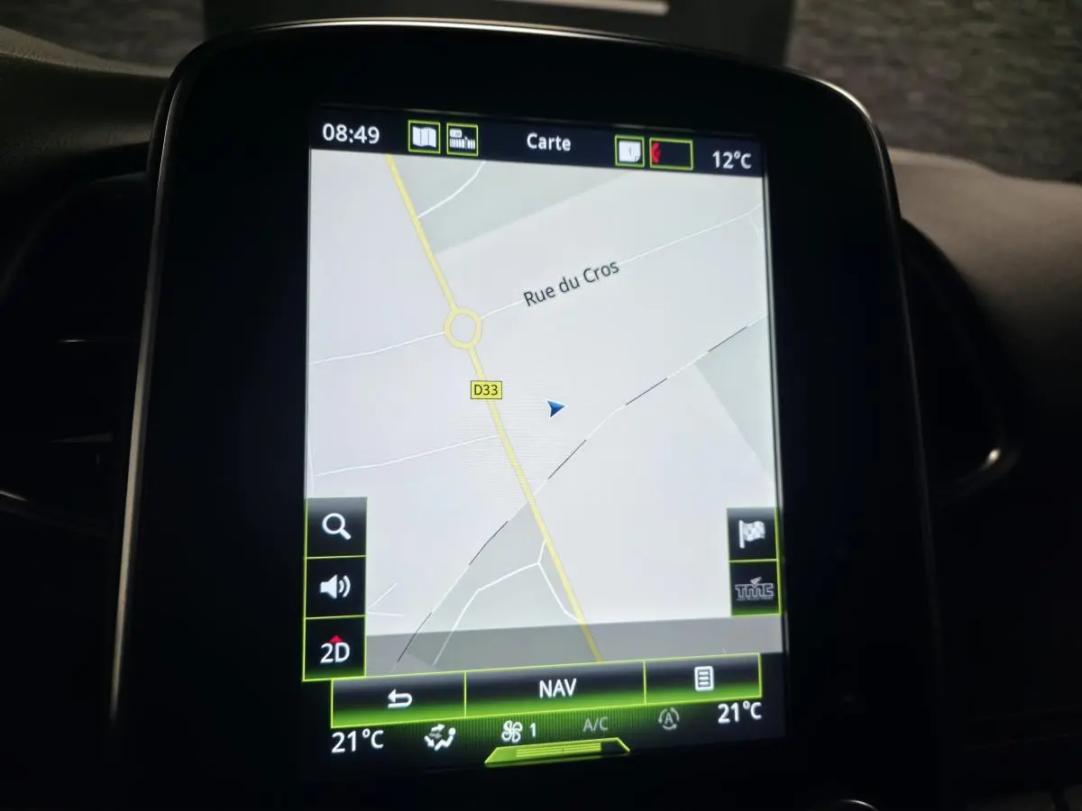 Écran tactile central du système R-LINK 2 du Renault Scénic 2017 affichant la navigation GPS en intérieur noir.