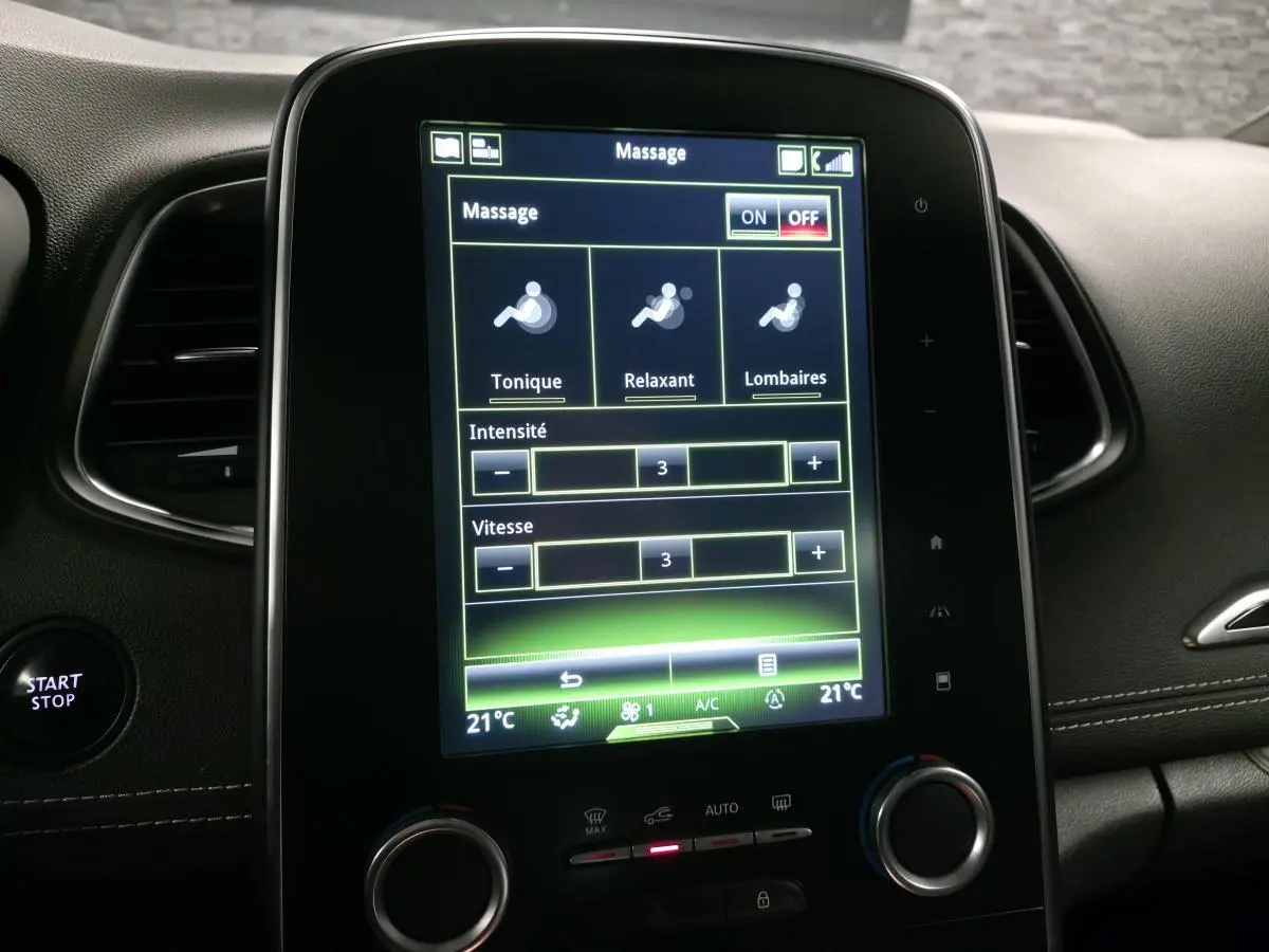 Écran tactile central du Renault Scénic blanc 2017 affichant les réglages du siège massant, vue intérieure rapprochée.