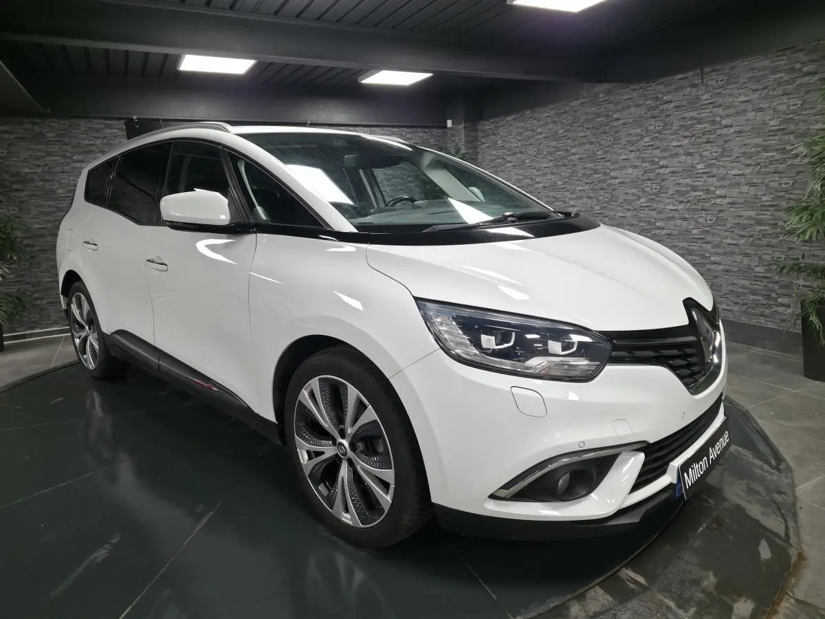 Renault Scenic Grand blanc nacré en 3/4 avant droit, avec jantes alliage 20 pouces et feux LED Pure Vision.