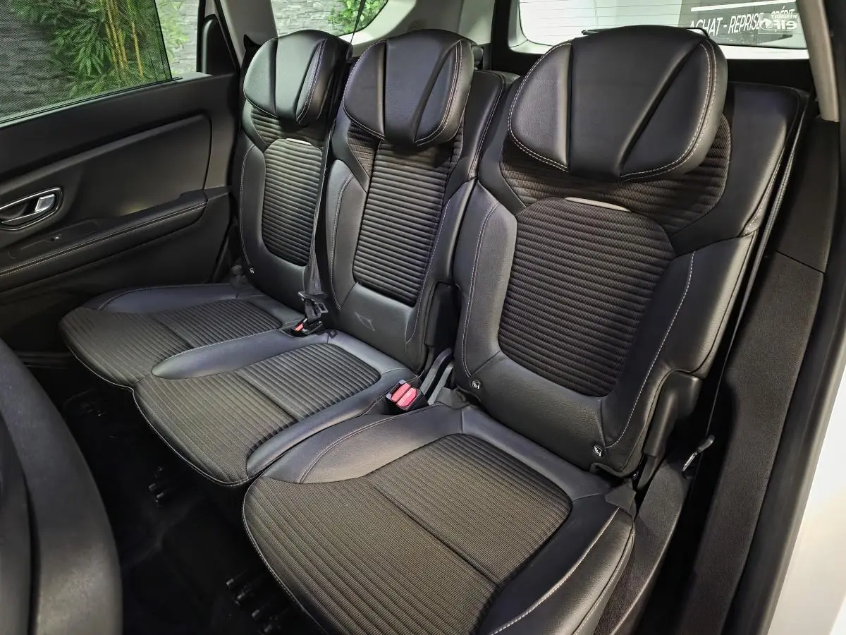 Vue latérale des sièges arrière noirs en similicuir du Renault Scenic Grand 2017 avec surpiqûres claires et ceinture visible.