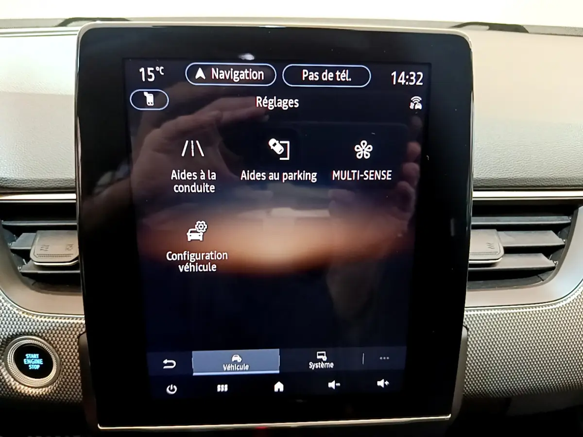 Écran tactile central affichant les réglages du véhicule Renault Arkana Techno E-Tech hybride, intérieur noir.