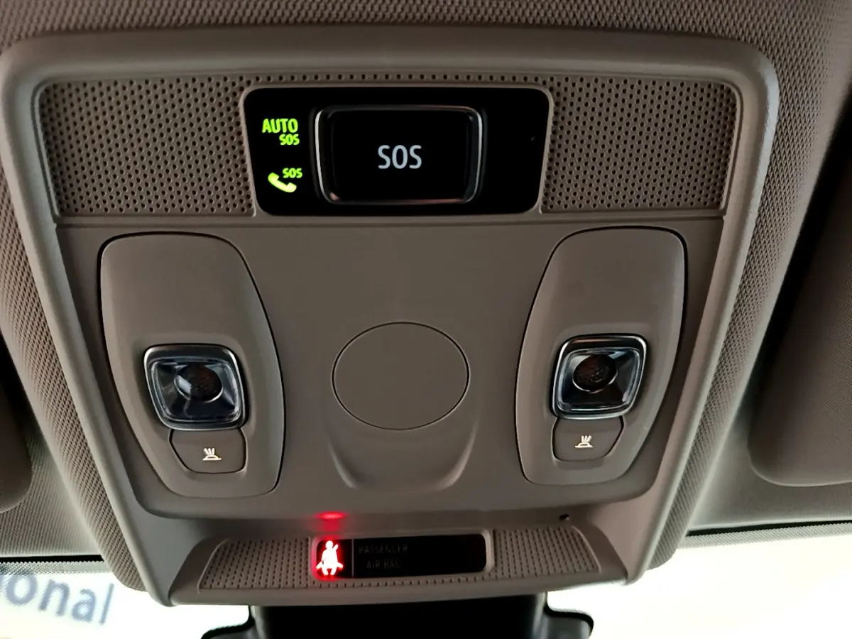 Vue en contre-plongée du plafonnier gris avec bouton SOS et éclairages individuels dans un Renault Arkana bleu.
