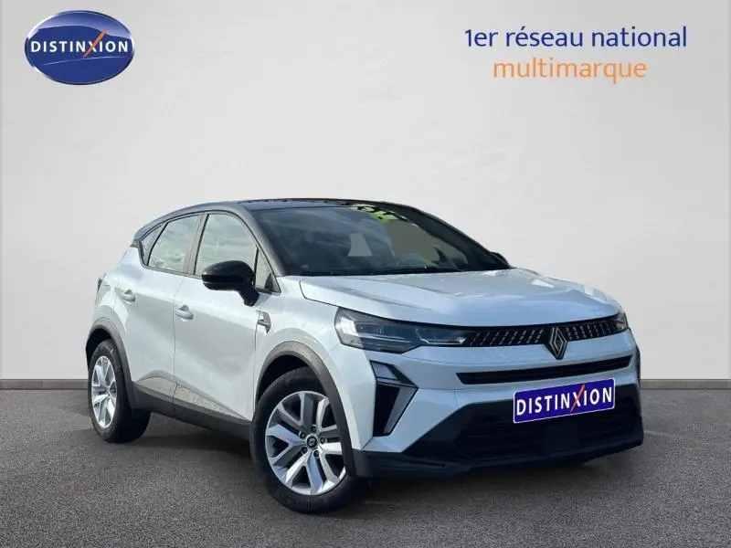 Renault Captur 2025 blanc nacré avec toit noir, vue 3/4 avant mettant en valeur ses phares LED et calandre distinctive.