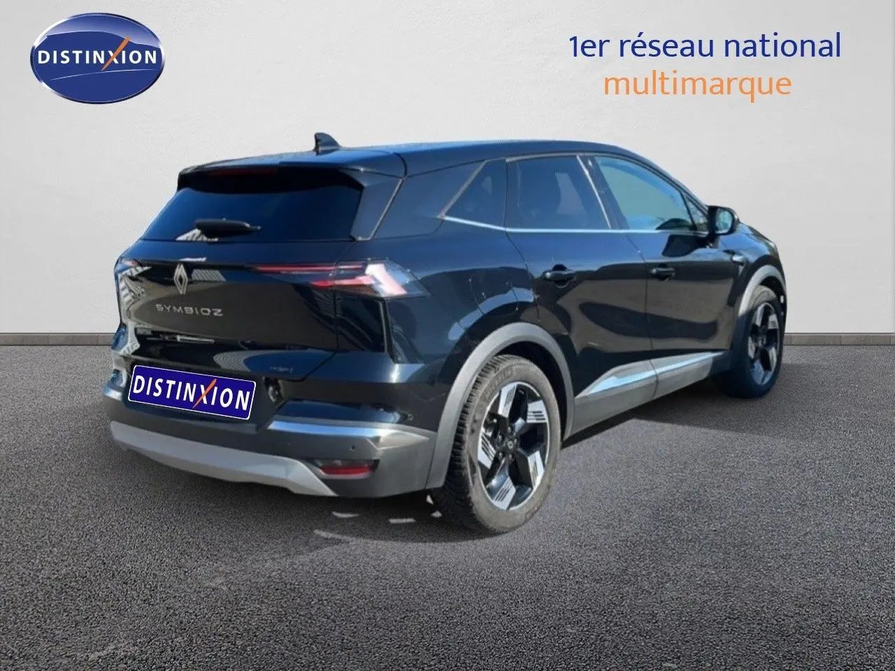 Vue 3/4 arrière droite d'un Renault Symbioz noir étoile métal, soulignant ses lignes modernes et ses jantes distinctives.