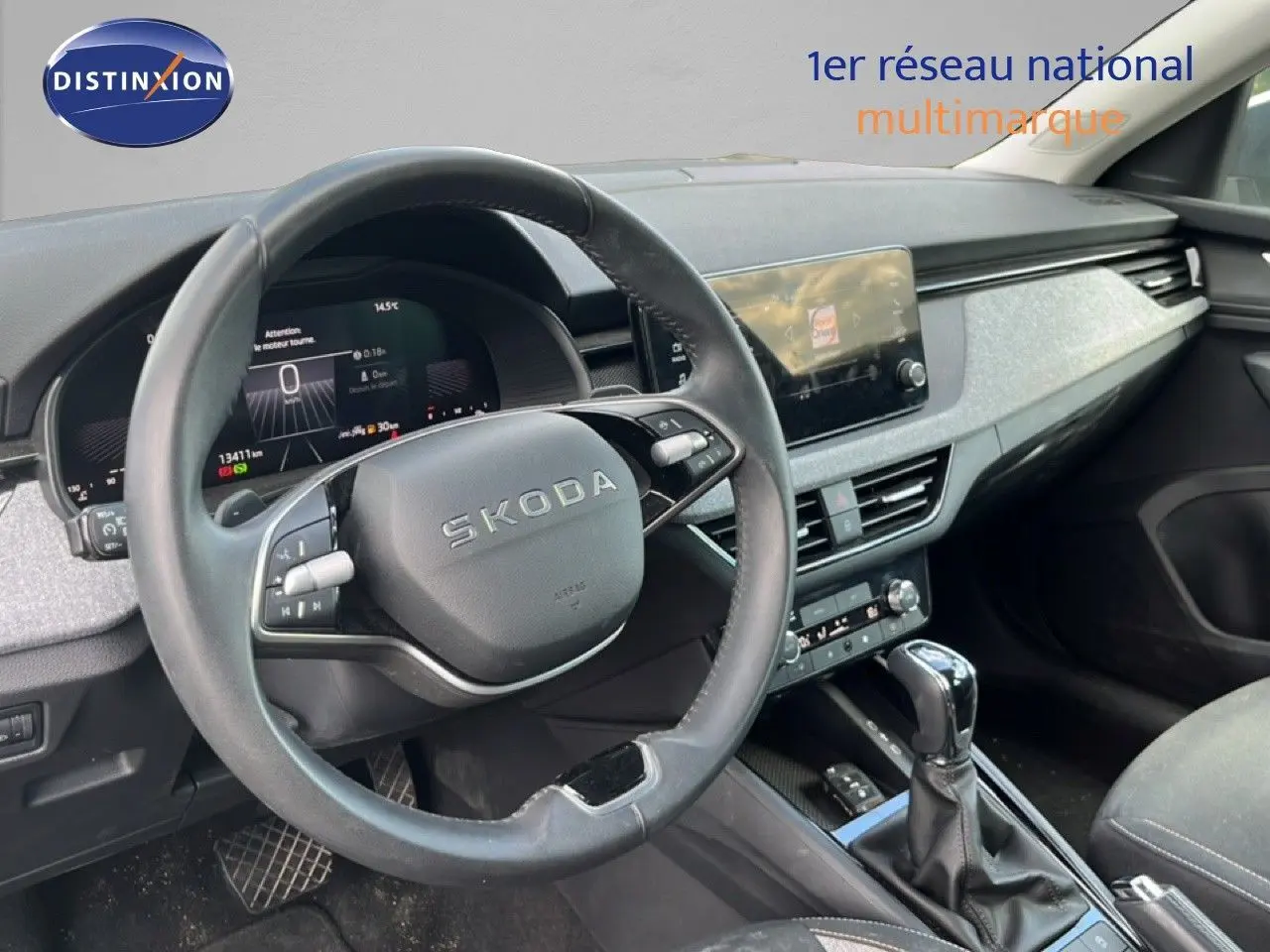 Vue intérieure du poste de conduite de la Skoda Scala 2025, volant cuir noir et tableau de bord gris métallique.