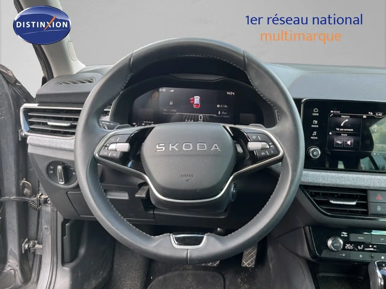 Vue intérieure centrée sur le volant cuir noir et le tableau de bord numérique d'une Skoda Scala 2025.