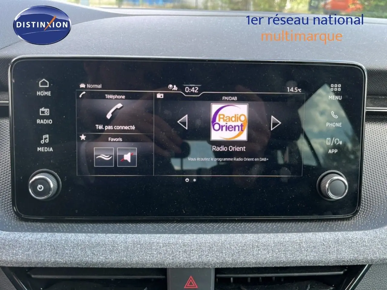 Écran tactile central de la Skoda Scala 2025 affichant la radio Radio Orient, avec commandes multimédia visibles.