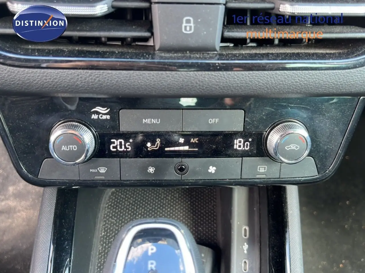 Gros plan sur la console centrale de la Skoda Scala gris magnétique, montrant la climatisation digitale et le levier de boîte automatique.