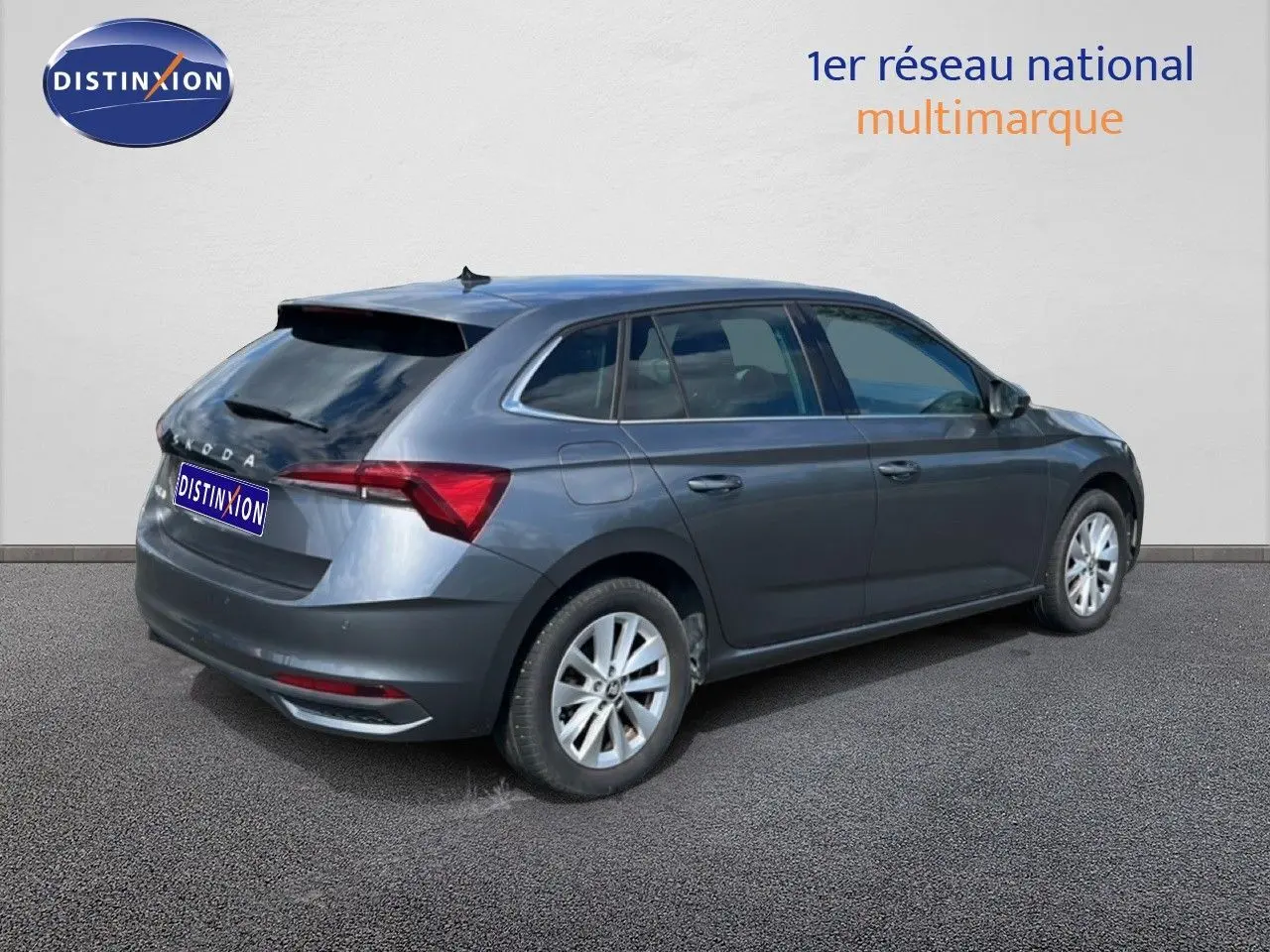 Vue 3/4 arrière droite d'une Skoda Scala gris magnétique métallisé avec jantes alliage et vitres teintées.
