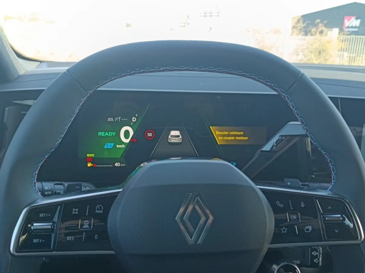 Vue centrée du tableau de bord et volant cuir noir du Renault Austral Esprit Alpine hybride, affichage numérique moderne.